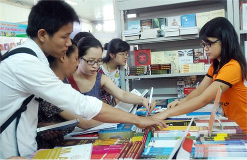Triển lãm quốc tế sách lần thứ 4:Hàng nghìn người đến tham quan và mua sách