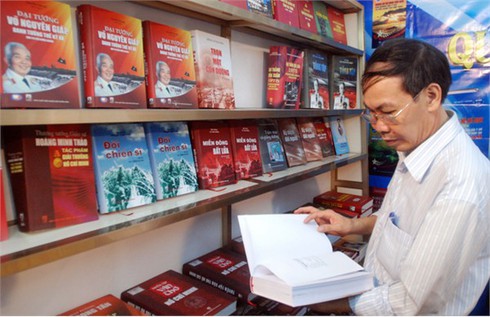 Triển lãm quốc tế sách lần thứ 4:Hàng nghìn người đến tham quan và mua sách