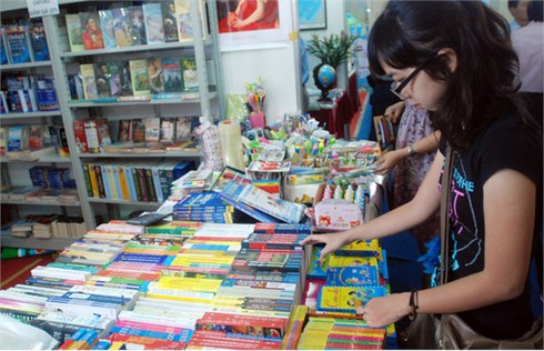 Triển lãm quốc tế sách lần thứ 4:Hàng nghìn người đến tham quan và mua sách