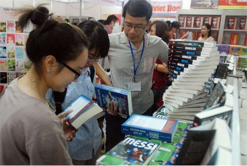 Triển lãm quốc tế sách lần thứ 4:Hàng nghìn người đến tham quan và mua sách