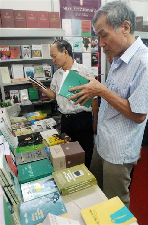 Triển lãm quốc tế sách lần thứ 4:Hàng nghìn người đến tham quan và mua sách
