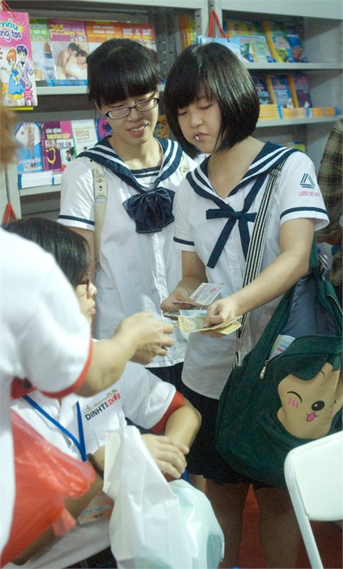 Triển lãm quốc tế sách lần thứ 4:Hàng nghìn người đến tham quan và mua sách