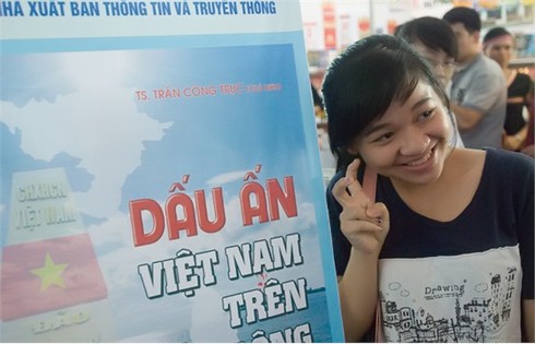 Triển lãm quốc tế sách lần thứ 4:Hàng nghìn người đến tham quan và mua sách