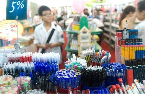 Triển lãm quốc tế sách lần thứ 4:Hàng nghìn người đến tham quan và mua sách