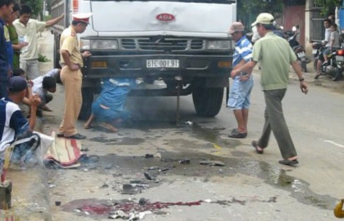 Tông trực diện vào xe tải, 2 người thiệt mạng