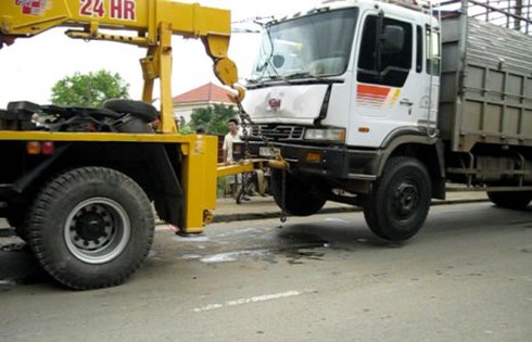 Tông trực diện vào xe tải, 2 người thiệt mạng