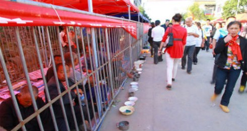 Trung Quốc: Gom ăn mày vào “lồng sắt”