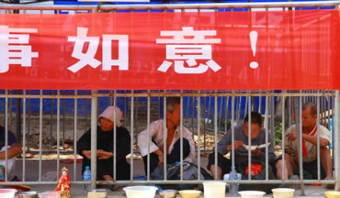 Trung Quốc: Gom ăn mày vào “lồng sắt”