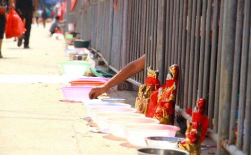 Trung Quốc: Gom ăn mày vào “lồng sắt”