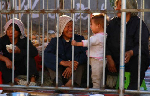 Trung Quốc: Gom ăn mày vào “lồng sắt”