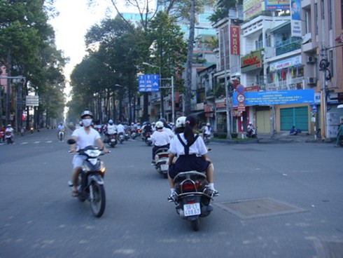 Bị phạt, phụ huynh vẫn “quên” mũ bảo hiểm cho trẻ