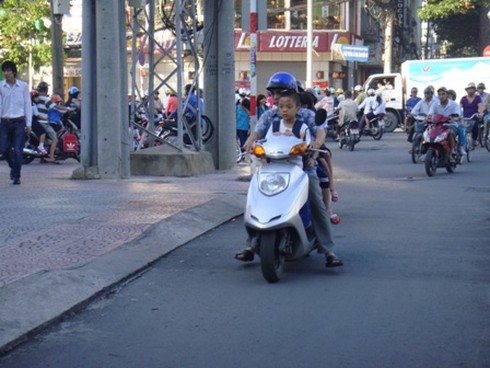 Bị phạt, phụ huynh vẫn “quên” mũ bảo hiểm cho trẻ