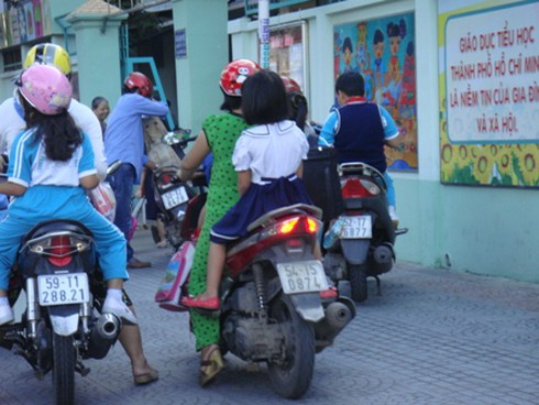 Bị phạt, phụ huynh vẫn “quên” mũ bảo hiểm cho trẻ