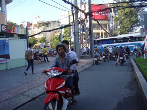 Bị phạt, phụ huynh vẫn “quên” mũ bảo hiểm cho trẻ