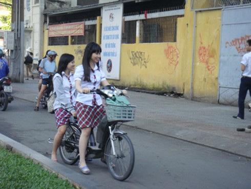 Bị phạt, phụ huynh vẫn “quên” mũ bảo hiểm cho trẻ