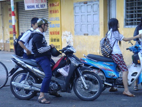 Bị phạt, phụ huynh vẫn “quên” mũ bảo hiểm cho trẻ