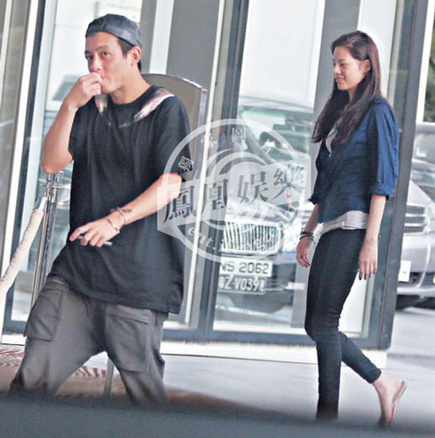 Trần Quán Hy bị bắt gặp vui vẻ bên tình mới