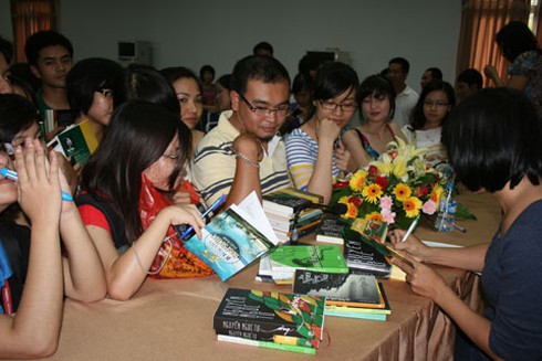 Độc giả Hà Nội rồng rắn xếp hàng xin chữ ký nhà văn Nguyễn Ngọc Tư