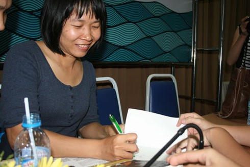 Độc giả Hà Nội rồng rắn xếp hàng xin chữ ký nhà văn Nguyễn Ngọc Tư