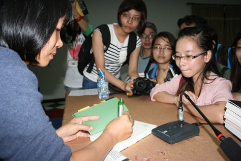 Độc giả Hà Nội rồng rắn xếp hàng xin chữ ký nhà văn Nguyễn Ngọc Tư