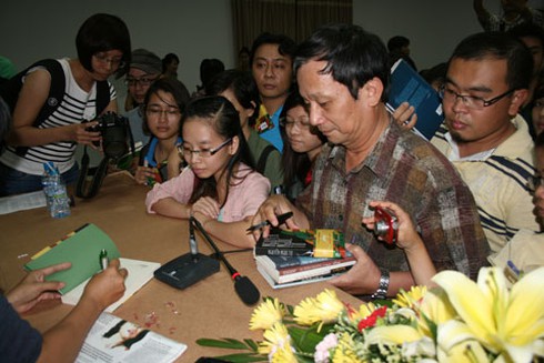 Độc giả Hà Nội rồng rắn xếp hàng xin chữ ký nhà văn Nguyễn Ngọc Tư