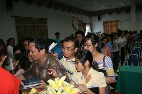 Độc giả Hà Nội rồng rắn xếp hàng xin chữ ký nhà văn Nguyễn Ngọc Tư