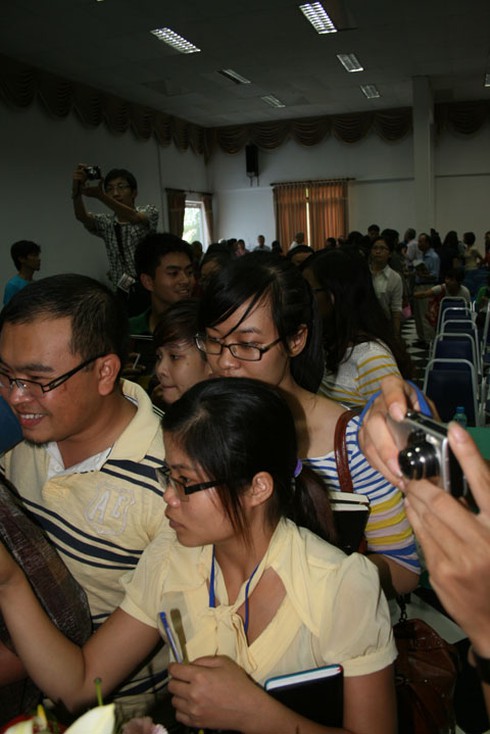 Độc giả Hà Nội rồng rắn xếp hàng xin chữ ký nhà văn Nguyễn Ngọc Tư