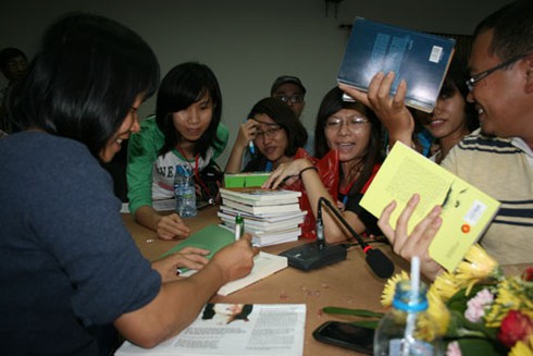 Độc giả Hà Nội rồng rắn xếp hàng xin chữ ký nhà văn Nguyễn Ngọc Tư