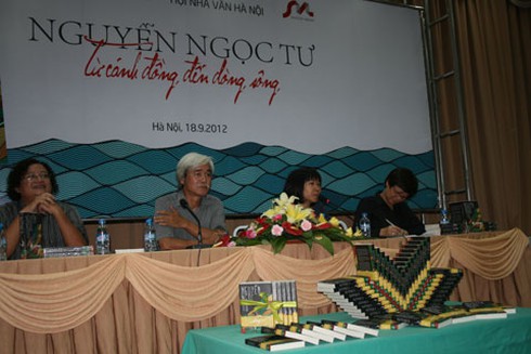 Độc giả Hà Nội rồng rắn xếp hàng xin chữ ký nhà văn Nguyễn Ngọc Tư