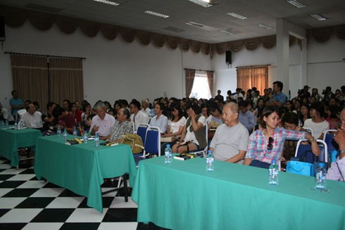 Độc giả Hà Nội rồng rắn xếp hàng xin chữ ký nhà văn Nguyễn Ngọc Tư