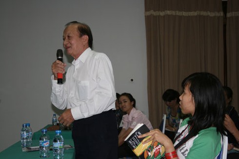 Độc giả Hà Nội rồng rắn xếp hàng xin chữ ký nhà văn Nguyễn Ngọc Tư