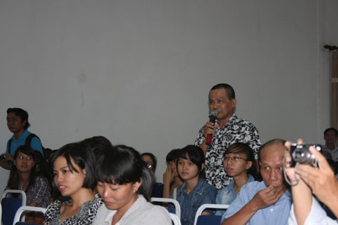 Độc giả Hà Nội rồng rắn xếp hàng xin chữ ký nhà văn Nguyễn Ngọc Tư