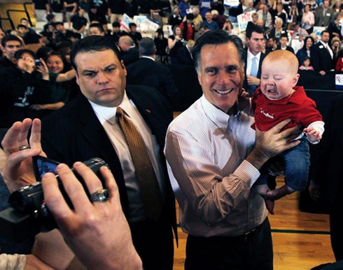 Trẻ con mếu máo trên tay chính khách Mỹ