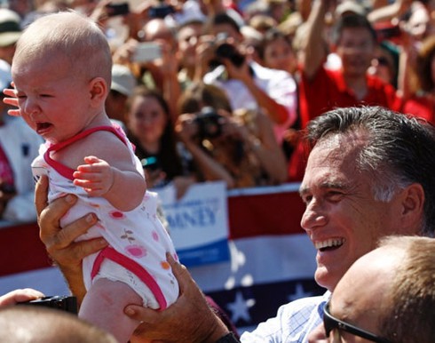 Trẻ con mếu máo trên tay chính khách Mỹ