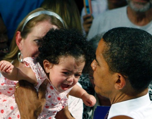 Trẻ con mếu máo trên tay chính khách Mỹ