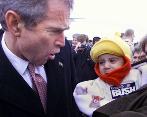 Trẻ con mếu máo trên tay chính khách Mỹ