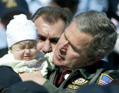 Trẻ con mếu máo trên tay chính khách Mỹ