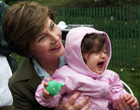 Trẻ con mếu máo trên tay chính khách Mỹ