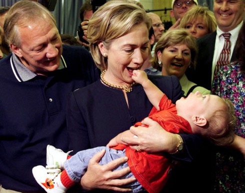 Trẻ con mếu máo trên tay chính khách Mỹ