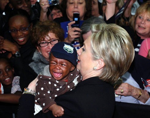 Trẻ con mếu máo trên tay chính khách Mỹ