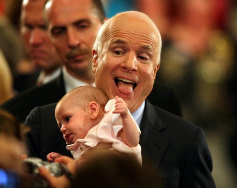 Trẻ con mếu máo trên tay chính khách Mỹ