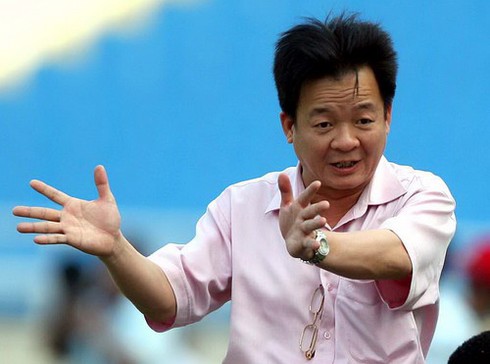 Bầu Hiển tính bỏ bóng đá