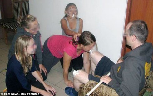 Ba Lan: Học sinh liếm kem trên đầu gối hiệu trưởng