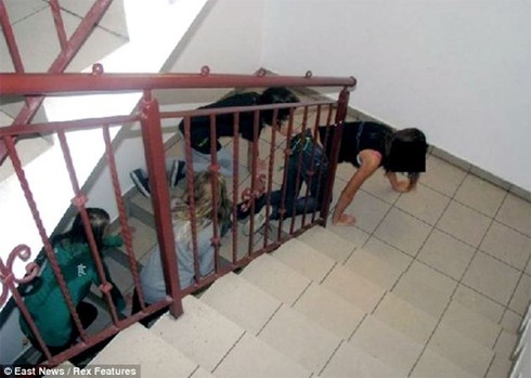 Ba Lan: Học sinh liếm kem trên đầu gối hiệu trưởng