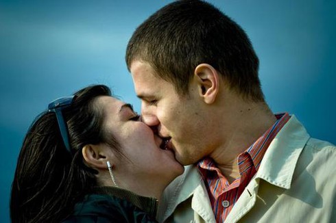 Vì sao con người hôn nhau? - ảnh 1
