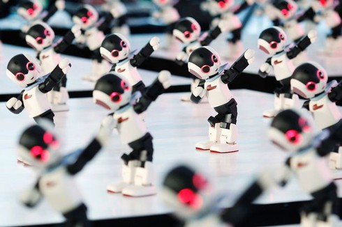 Vui mắt với màn nhảy múa chuyên nghiệp của 100 chú robot tí hon - ảnh 1