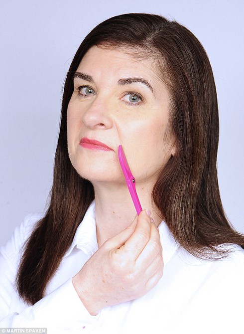 Phụ nữ cạo râu thường xuyên sẽ