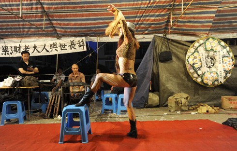 Trung Quốc truy quét nạn thuê vũ công nhảy múa trong đám tang - ảnh 1