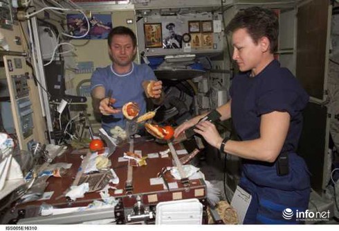 Nhà du hành vũ trụ ăn uống như thế nào trong không gian? - ảnh 6