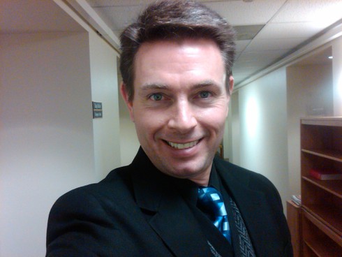 Chuyên gia FBI tiết lộ tuyệt chiêu gây thiện cảm - ảnh 1